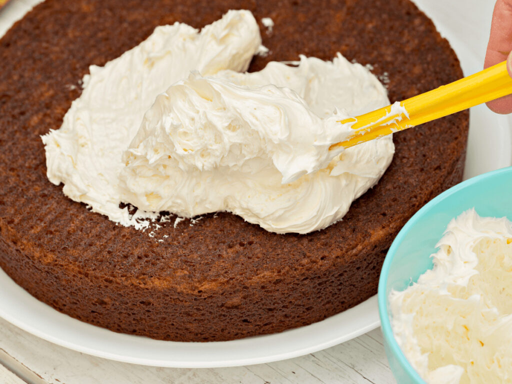 how to frost a cake for beginners